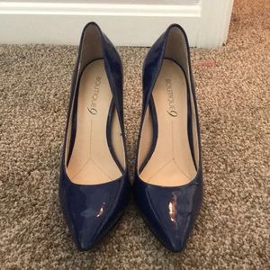 Patent leather blue pumps